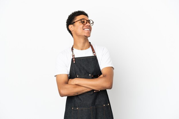 Restaurant African American Kellner Mann isoliert auf weißem Hintergrund glücklich und lächelnd