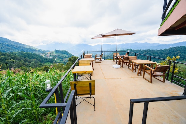 Restaurant am blauen Himmel der Bergblick