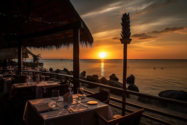 Restaurant am Meer mit Blick auf den Sonnenuntergang über dem Wasser
