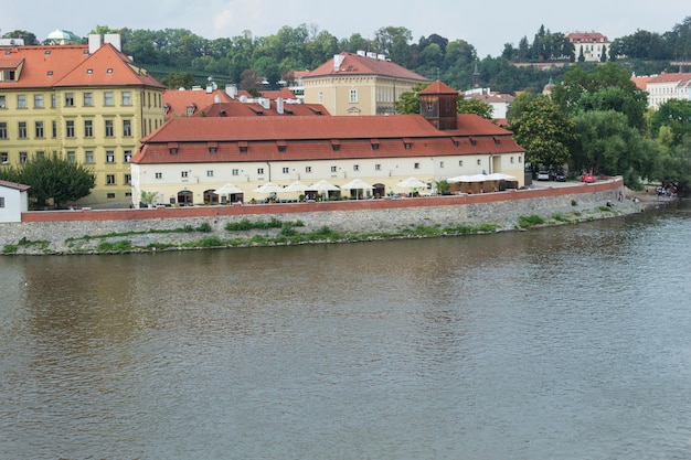 Restaurant am Ufer der Moldau in Prag