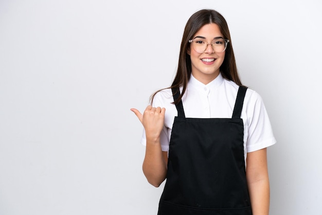 Restaurant brasilianische kellnerin isoliert auf weißem hintergrund, die zur seite zeigt, um ein produkt zu präsentieren