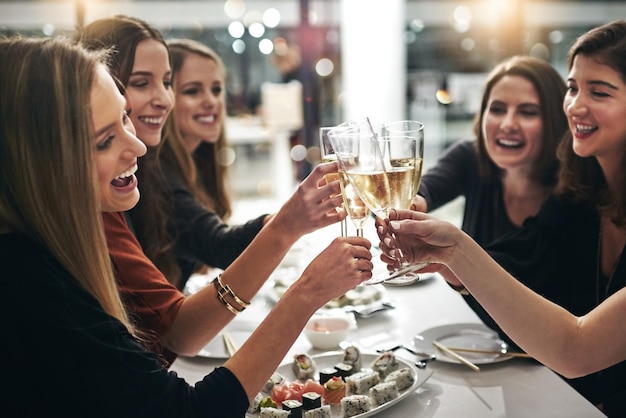 Restaurant Happy and Friends Toast Feier beim Treffen für die Bindung von Wellness und Pflege Prost Wiedervereinigung und Glück der Frauenfreundschaftsgruppe zusammen mit Sushi-Champagner und Lächeln