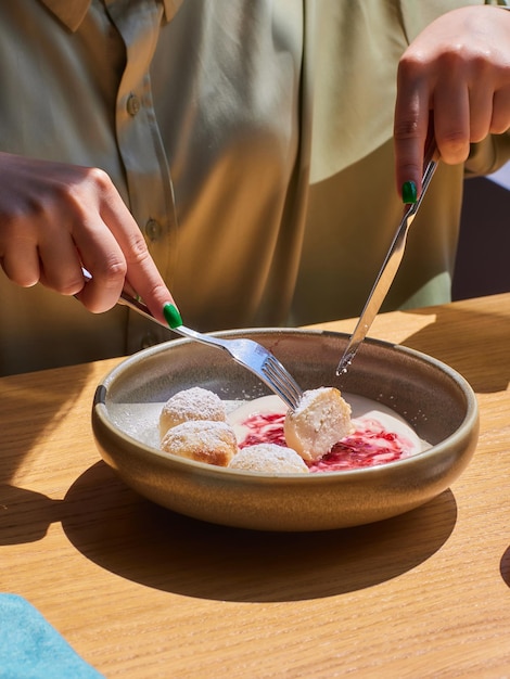 Foto restaurant kommerzielles syrniki leckeres essen mit himbeeren
