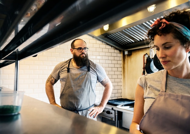 Restaurant Küchenpersonal bereiten sich auf die Arbeit vor