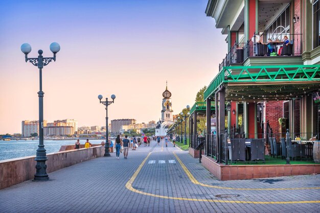 Restaurant Pferd und Delphin und der Tempel von Peter und Fevronia Schwarzes Meer bei Sonnenuntergang Admiral Serebryakov-Damm Krasnodar-Territorium Noworossijsk