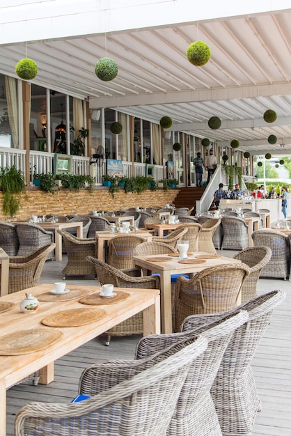 Restaurant und Holzstuhltisch Gericht auf dem Holztisch im Luxusrestaurant