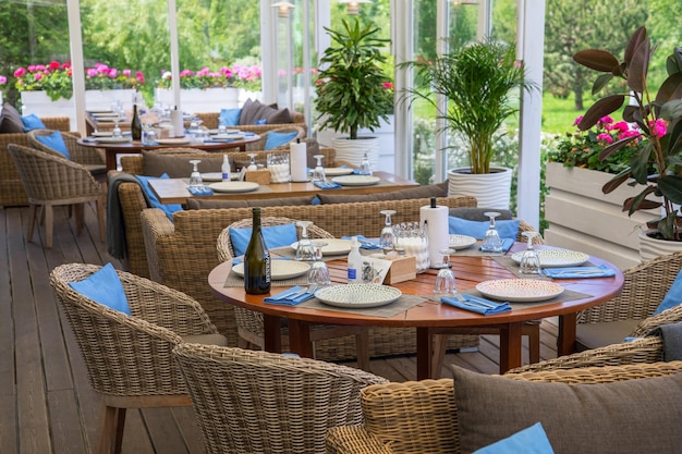 Restaurant- und Holzstuhltisch mit einem unscharfen natürlichen Hintergrund