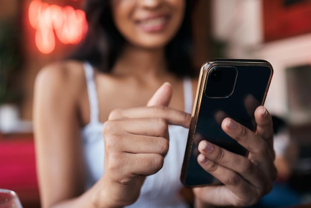 Restaurantbar und Smartphone in den Händen einer Frau für soziale Netzwerke, mobile Chat-App und Internet-Scroll-Surfen oder Suche nach jungen Kunden im Café und Verwendung des Telefons für Social-Media-Beiträge oder ein Update