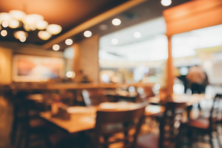 Foto restaurantcafé oder kaffeehausinnenraum mit dem abstrakten defokussierten unschärfehintergrund der leute