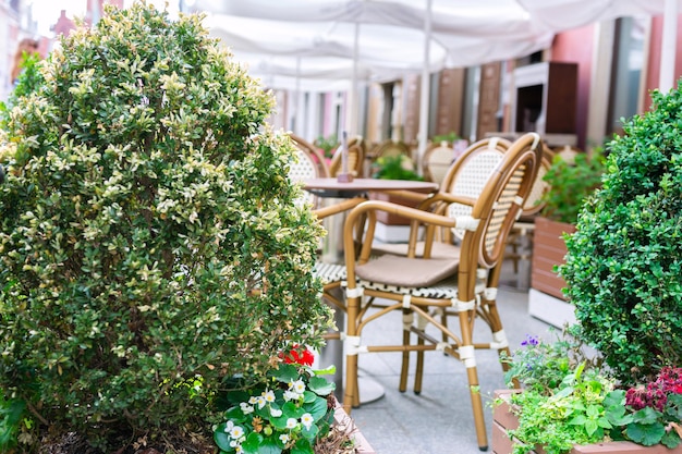 Restaurante à moda antiga ou terraço de café localizado ao ar livre em um foco seletivo do espaço histórico da cidade