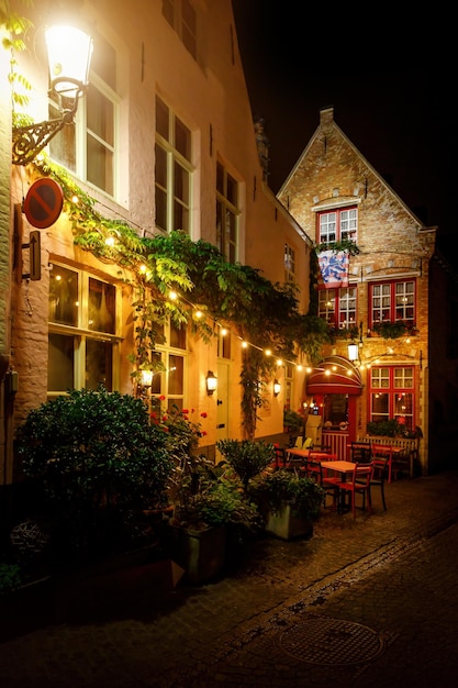 Foto restaurante acolhedor nas ruas da cidade velha à noite pedras de pavimentação da noite brugge