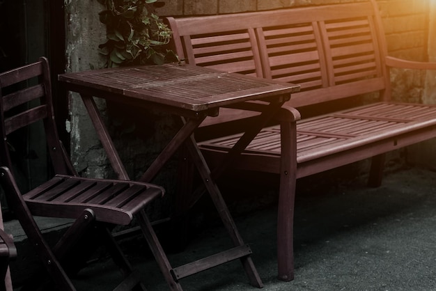 Restaurante al aire libre con mesa de madera