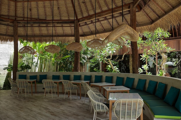 Restaurante al aire libre en la playa o cafetería en el vestíbulo de estilo balinés