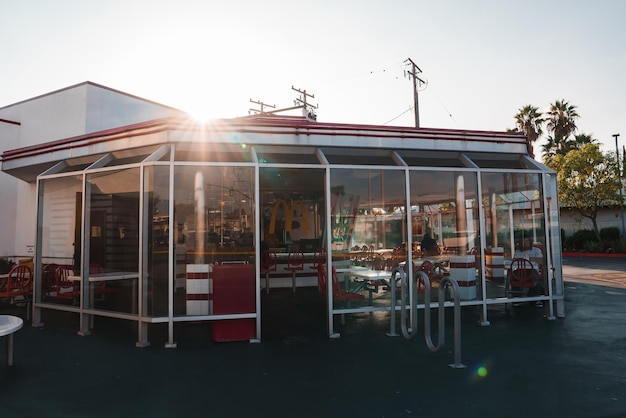 Restaurante americano clásico con estilo de mediados de siglo en Los Ángeles