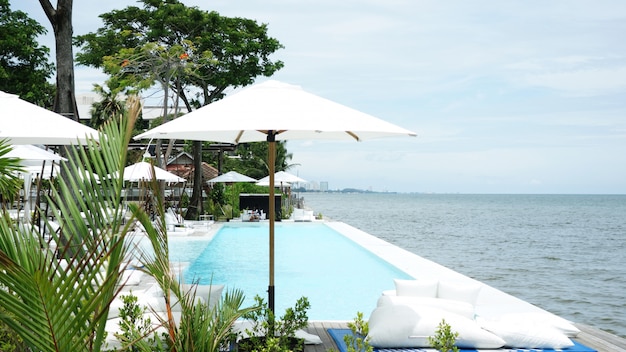 Foto restaurante ao ar livre na praia. mesas de café em um resort tropical exótico