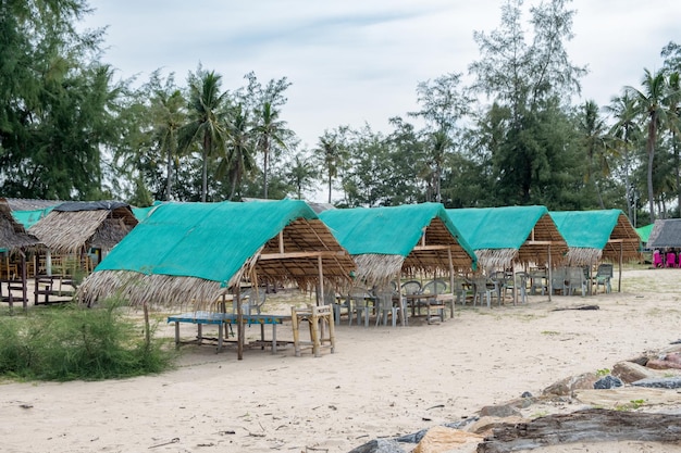 Restaurante cabañas de madera con techo de paja en la playa