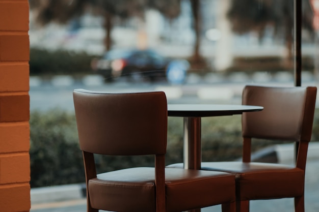 Restaurante café vacío al aire libre con mesa y sillas de Street View para dos personas