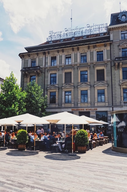 Restaurante en la calle del centro de la ciudad de Zurich en Suiza