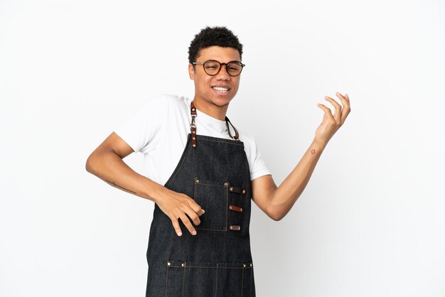 Foto restaurante camarero afroamericano hombre aislado sobre fondo blanco haciendo gesto de guitarra