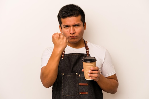 Restaurante camarero hispano sosteniendo un café para llevar aislado sobre fondo blanco mostrando el puño a la cámara expresión facial agresiva