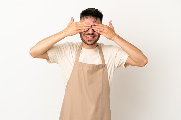Restaurante camarero hombre caucásico aislado sobre fondo blanco cubriendo los ojos con las manos