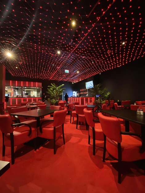 Foto restaurante chino en tonos rojos con luces rojas en el techo