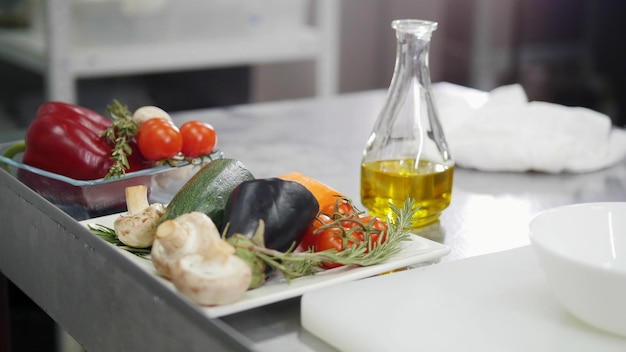 Restaurante cocina una mesa de trabajo diferentes verduras en la mesa