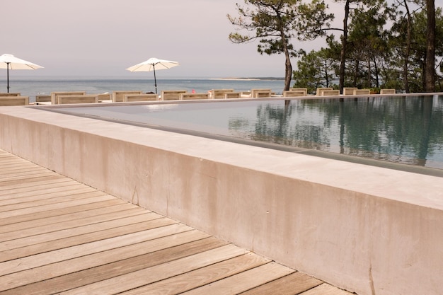 Restaurante com vista para o deck da piscina e mar