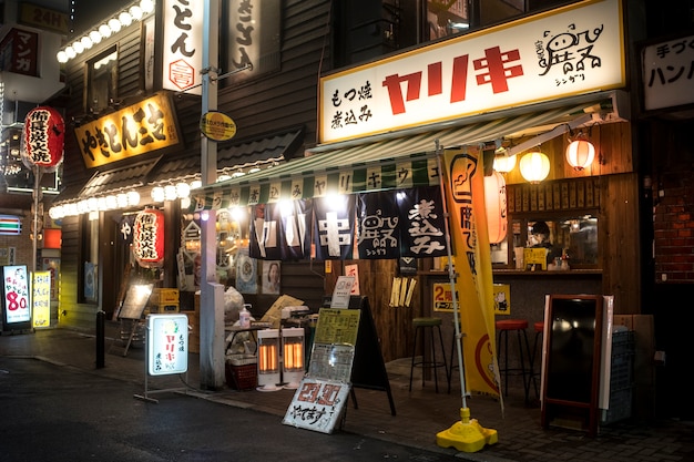 Restaurante de comida callejera japonesa vacía de vista lateral