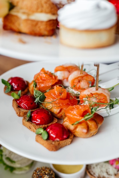 Foto restaurante comida de lujo servida de manera elegante.