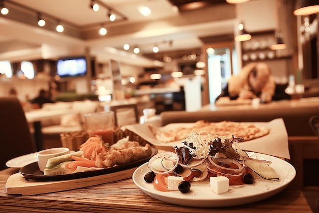 Restaurante / cubiertos de mesa en una mesa en un café, el concepto de comida hermosa, estilo europeo