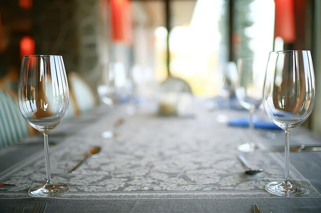 Restaurante / cubiertos de mesa en una mesa en un café, el concepto de comida hermosa, estilo europeo