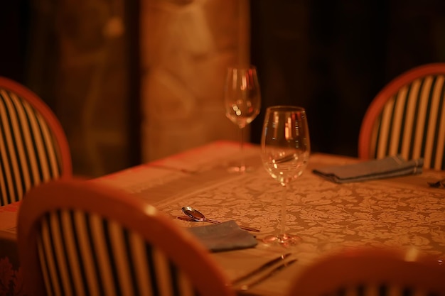 Restaurante / cubiertos de mesa en una mesa en un café, el concepto de comida hermosa, estilo europeo