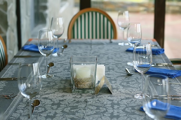 Restaurante / cubiertos de mesa en una mesa en un café, el concepto de comida hermosa, estilo europeo