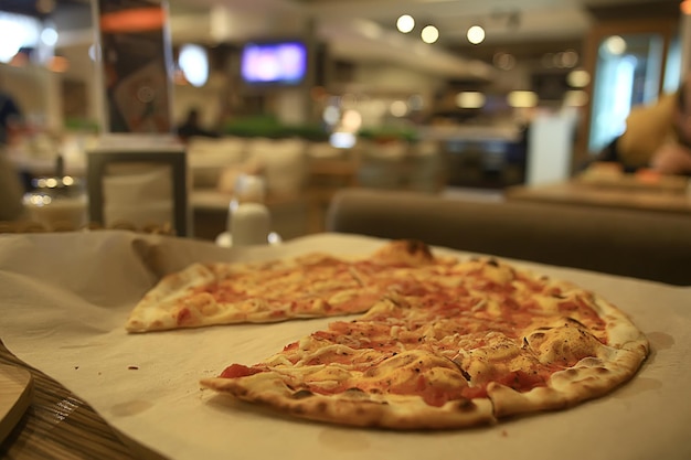 Restaurante / cubiertos de mesa en una mesa en un café, el concepto de comida hermosa, estilo europeo