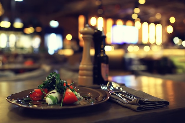 Restaurante / cubiertos de mesa en una mesa en un café, el concepto de comida hermosa, estilo europeo