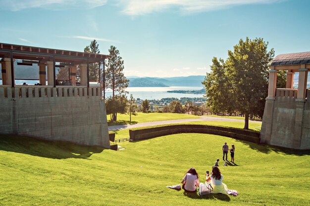 Restaurante de terraço e teste de vinho na vinícola Mission Hill na cidade de Kelowna Hill, Colúmbia Britânica, Canadá