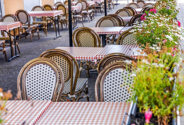 Restaurante de verão na rua da cidade Café ao ar livre