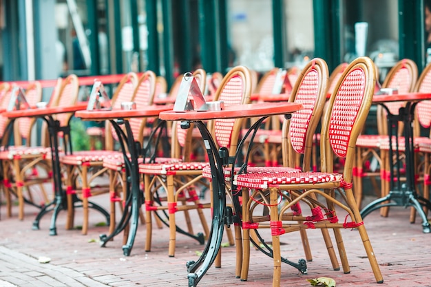 Restaurante de verão vazio ao ar livre na Europa