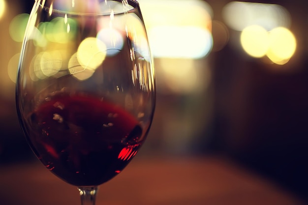 restaurante de vinho servindo romance / belo conceito de copo de álcool, jantar de férias em um café