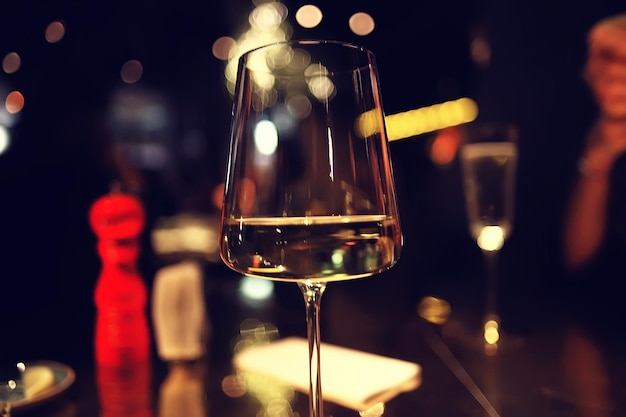 Restaurante de vinho servindo romance / copo de álcool de conceito bonito, jantar de feriado em um café