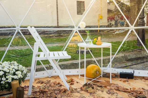 Foto el restaurante está decorado para halloween.