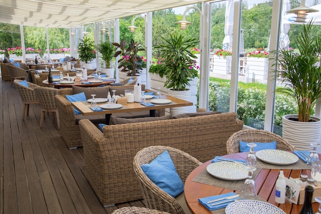 Restaurante e cadeira de mesa de madeira Mesa de jantar no restaurante de luxo