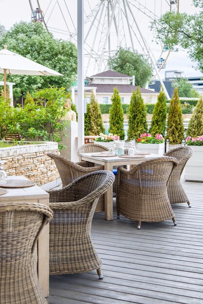 Restaurante exterior de madera para sentarse al aire libre restaurante de área vacía y mesa de silla de madera