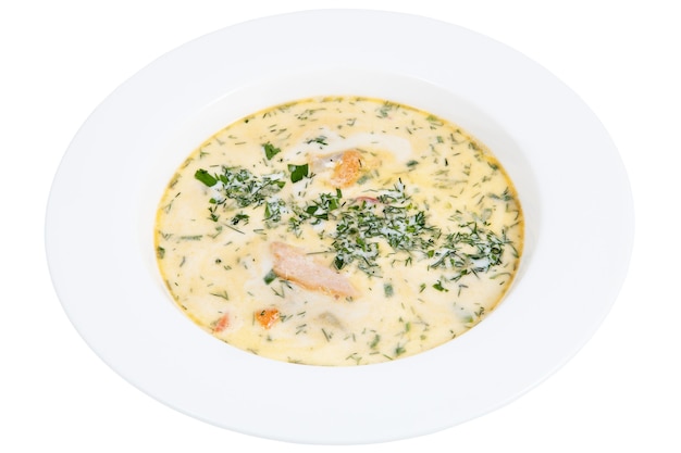 Restaurante finlandês que serve sopa de peixe em um prato fundo branco, isolado no fundo branco.