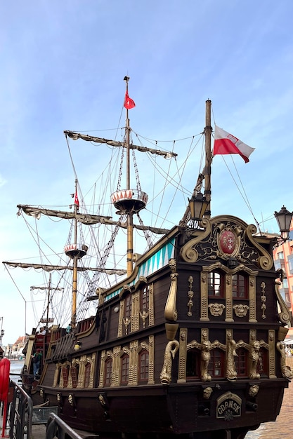 Restaurante bajo la forma de barco pirata en la ciudad de Gdansk Polonia