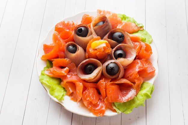 Restaurante gourmet que serve um prato de sal fumado, filetes de peixe branco cru e salmão