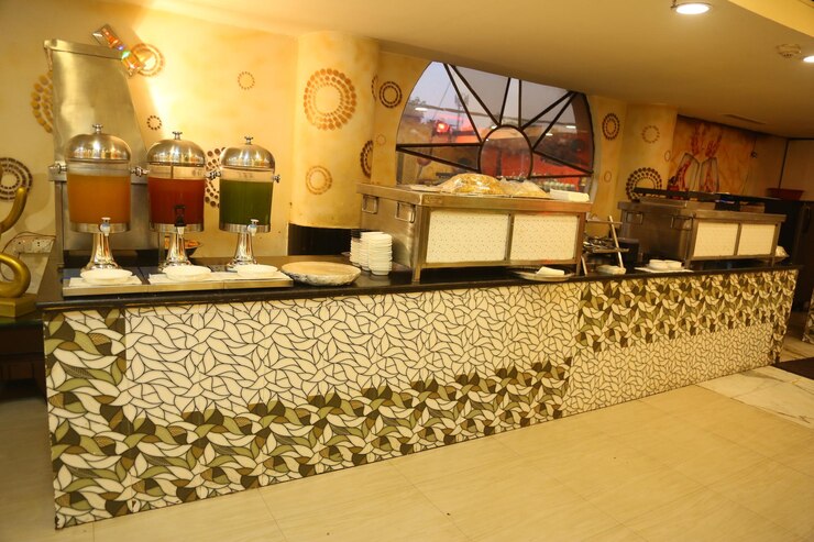 El restaurante del hotel está situado en el corazón de la ciudad.