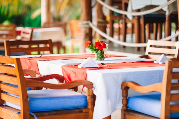 Restaurante de lujo vacío de verano en un hotel exótico