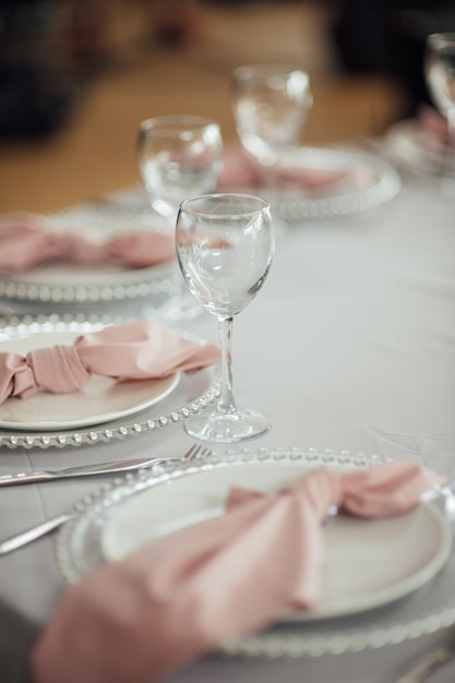 Restaurante luxuoso. Interior luxuoso, mesas brancas, pratos e taças para os hóspedes